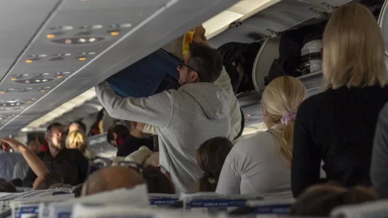 Companhias aéreas mudam tarifas e cobram por bagagem de mão em voos internacionais