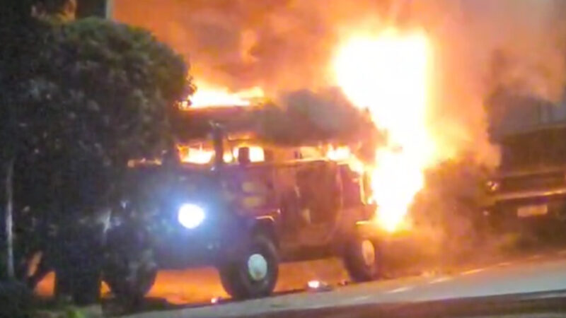 Kombi pega fogo na região central de Campo Grande; ninguém ficou ferido