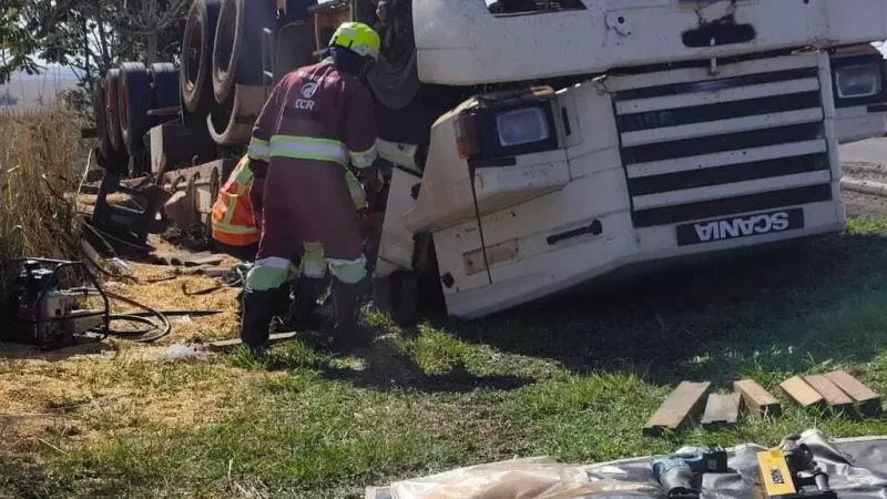 Caminhoneiro morre após veículo carregado com milho tombar na BR-163 entre Naviraí e Juti