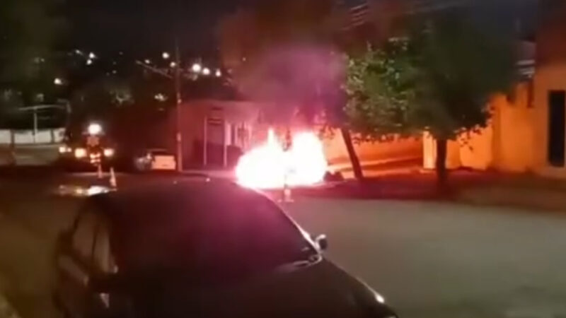 Incêndio destrói carro na região central de Campo Grande