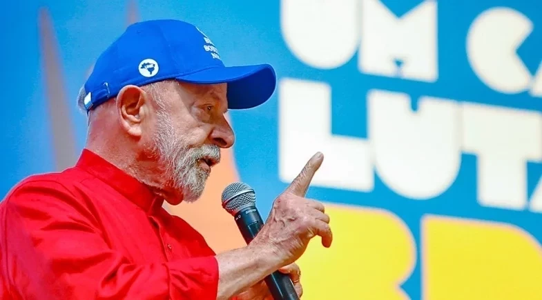 Lula admite que esquerda levou “surra” nas redes sociais e diz que pode disputar eleição em 2026