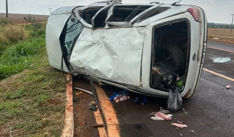 Carro capota em rodovia de São Gabriel do Oeste, mata jovem e deixa três feridos