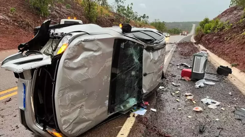 Família capota com caminhonete na BR-359 durante chuva entre Coxim e Alcinópolis