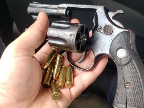 Homem é preso em flagrante por porte ilegal de arma após ameaçar clientes em conveniência de Campo Grande