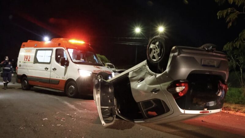 Carro capota após colisão em cruzamento no Jardim Veraneio; moradores reclamam de falta de sinalização