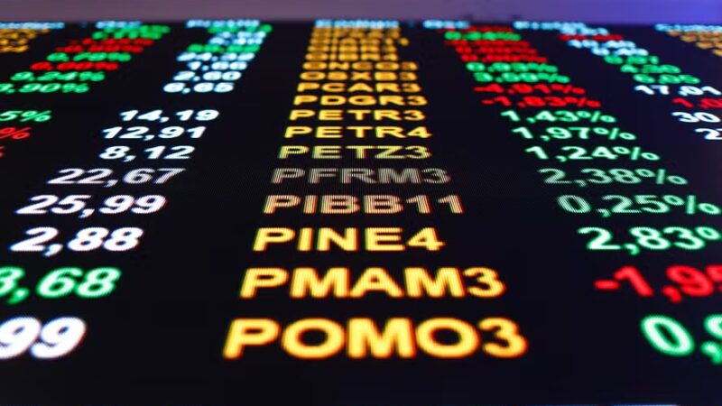 Dólar cai e Ibovespa sobe com melhora nas projeções econômicas e otimismo global