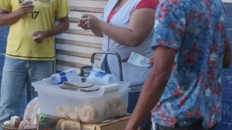 Campo-grandenses veem vendedores ambulantes como trabalhadores que “batalham para sobreviver” E você o que acha?