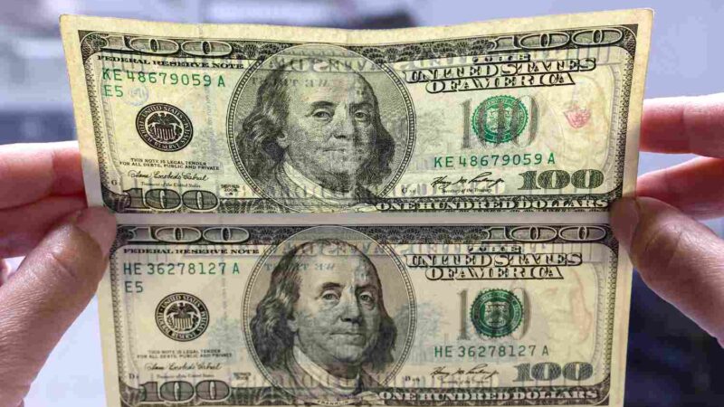 Dólar sobe 0,37% e encerra sequência de quatro quedas, com cautela no exterior e incertezas sobre China e EUA