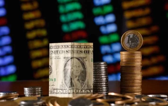 Dólar fecha em alta e Ibovespa sobe com cautela do mercado antes de encontro entre Lula e Trump