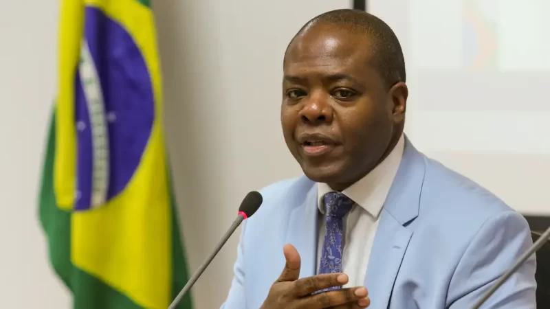 Homem é condenado por injúria racial contra ex-ministro Silvio Almeida