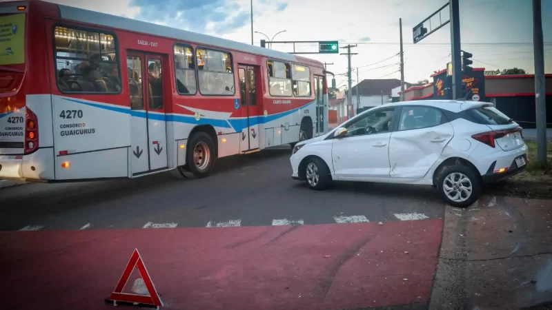 Motorista de aplicativo tem carro danificado após colisão com ônibus em Campo Grande