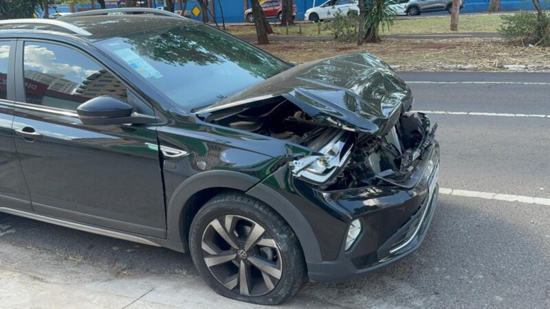 Colisão entre dois carros causa transtorno na Avenida Afonso Pena em Campo Grande