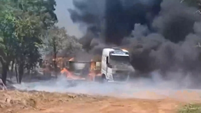 Carreta é destruída por incêndio e causa lentidão na BR-262 entre Ribas do Rio Pardo e Água Clara