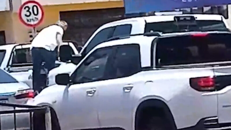 Discussão no trânsito termina com ameaça de faca e batida entre camionetes em Campo Grande