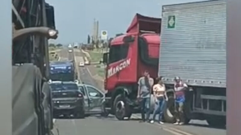 Caminhão tenta cruzar BR-262 e provoca engavetamento com dois carros em Campo Grande