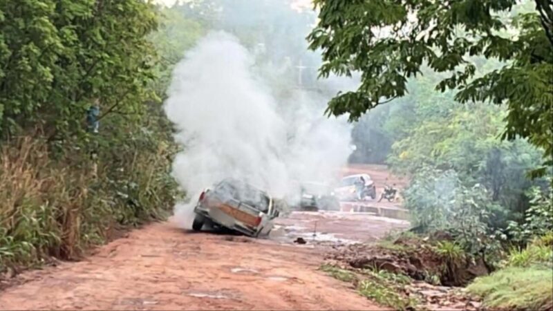 Caminhonete incendeia ao tentar sair de atoleiro na Chácara dos Poderes, em Campo Grande