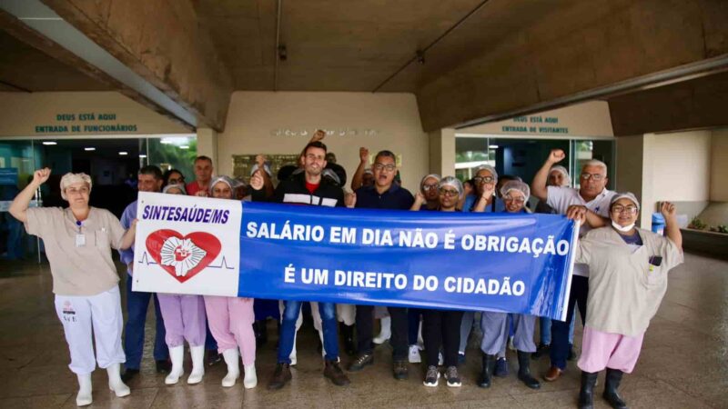 Médicos e funcionários da Santa Casa protestam contra 5 meses de atraso nos salários em Campo Grande