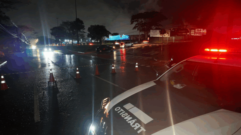 Temporal causa queda de poste e interdita pista da Afonso Pena em Campo Grande