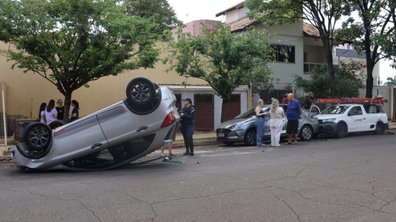 Mãe se distrai com filha e capota carro após atingir dois veículos estacionados em Campo Grande