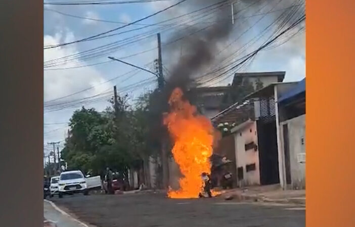 Moto de entregador pega fogo e é destruída enquanto ele fazia entrega em Campo Grande