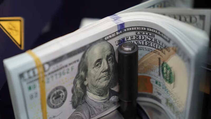 Dólar sobe para R$ 5,39 com cautela global, mas Ibovespa engata sétima alta seguida