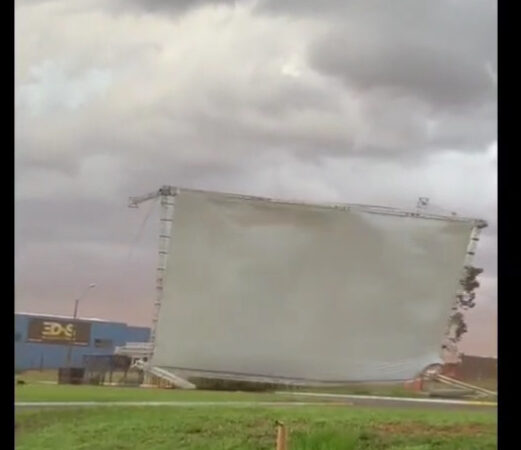 Vendaval causa destruição em estrutura de festa de aniversário de Naviraí