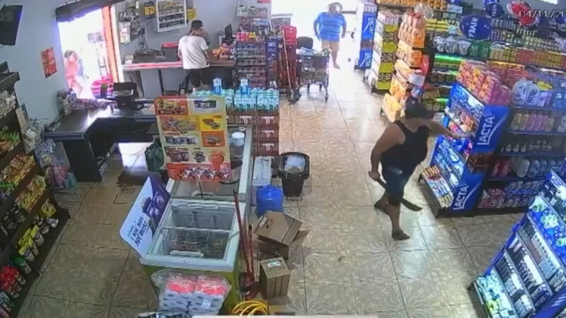 Câmeras registram homem sendo perseguido e esfaqueado dentro de mercado em Campo Grande