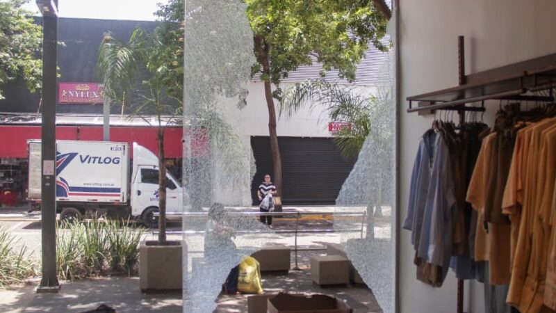 Ladrão quebra vitrine e furta loja de roupas na 14 de Julho, em Campo Grande