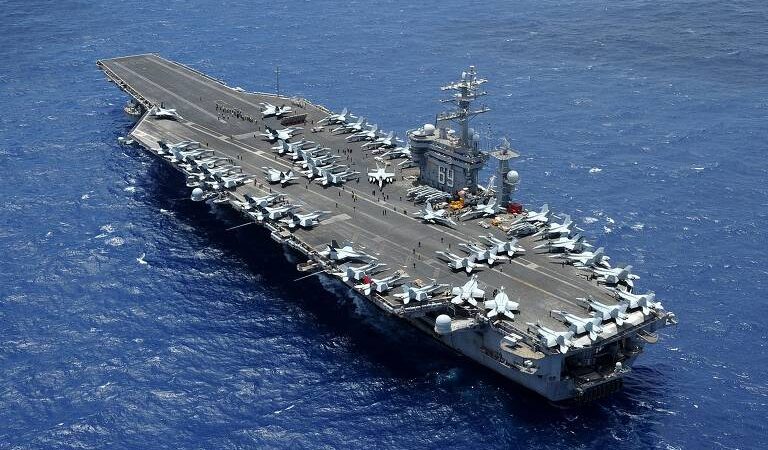 Maior porta-aviões do mundo chega à América Latina para reforçar ações dos EUA contra o narcotráfico