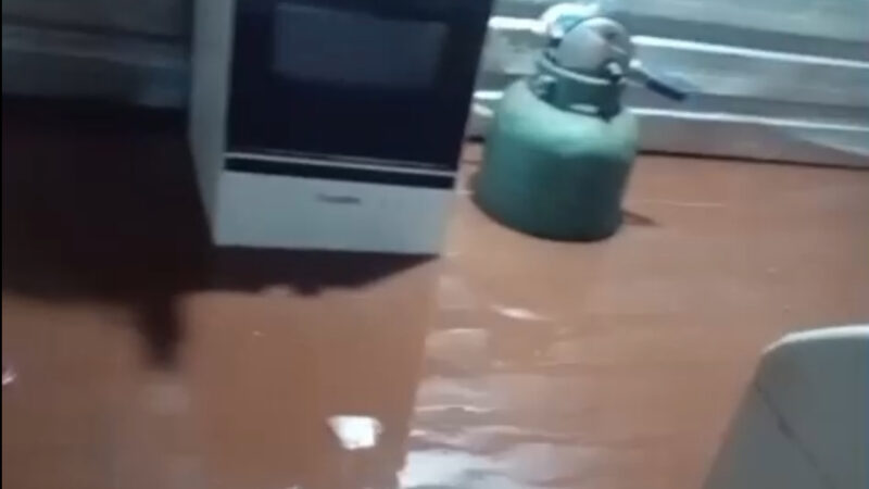 Fortes chuvas alagam casas na Comunidade Esperança e colocam Campo Grande em alerta de tempestade