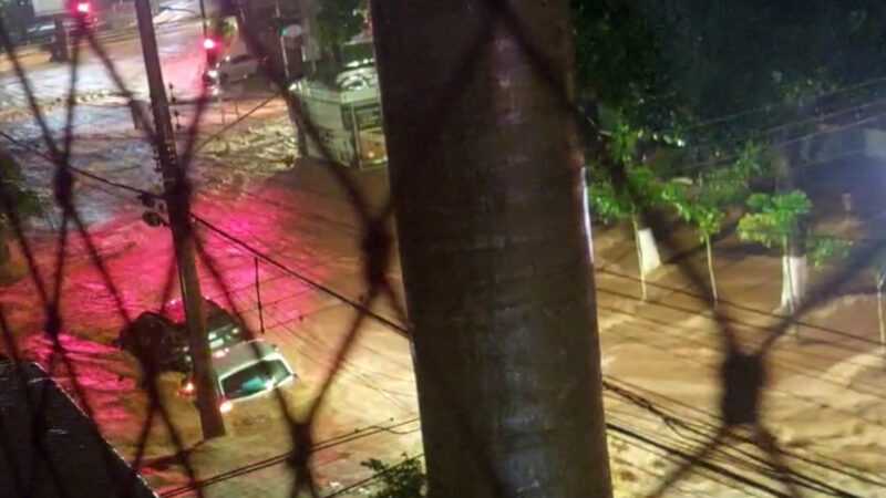 Temporal causa alagamentos, arrasta carros e transborda córregos em Campo Grande