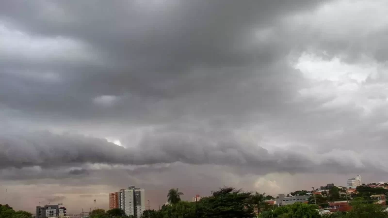 Campo Grande volta a ter tempo fechado e Defesa Civil mantém alerta para novas chuvas