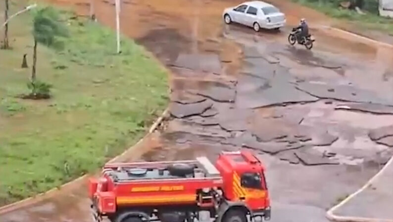 Parte do asfalto cede após transbordamento do Córrego Segredo e rotatória da Ernesto Geisel é interditada