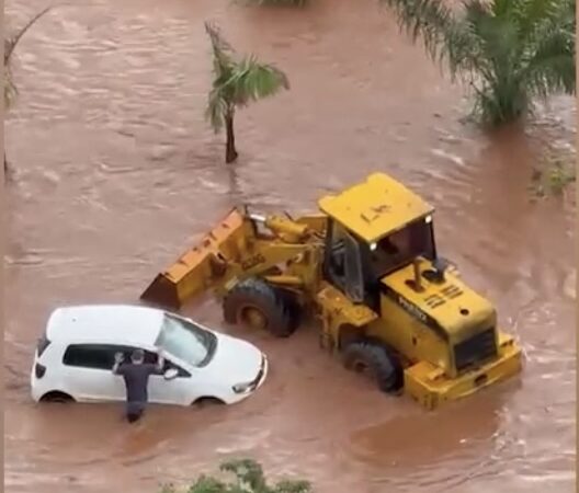 Mulher e criança são resgatadas após carro ficar ilhado durante novo transbordamento do Córrego Segredo