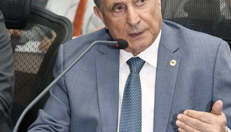 Zé Teixeira solicita caminhões pipa, climatização de escola e reforço no atendimento do INSS em municípios do interior