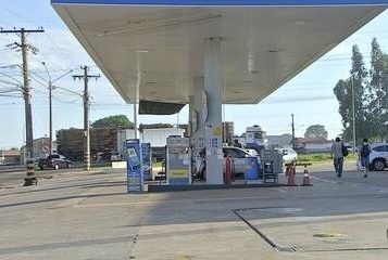 Tentativa de recuperar celular e moto termina em briga e prisões em posto de combustíveis de Campo Grande