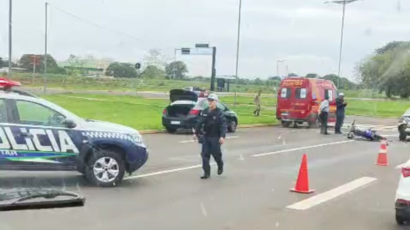 Motociclista fica ferido após colisão com carro na Duque de Caxias, em Campo Grande