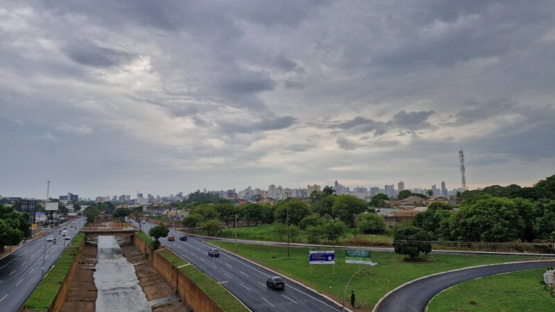Frente fria traz chuva intensa e ventos fortes de até 100 km/h em Campo Grande