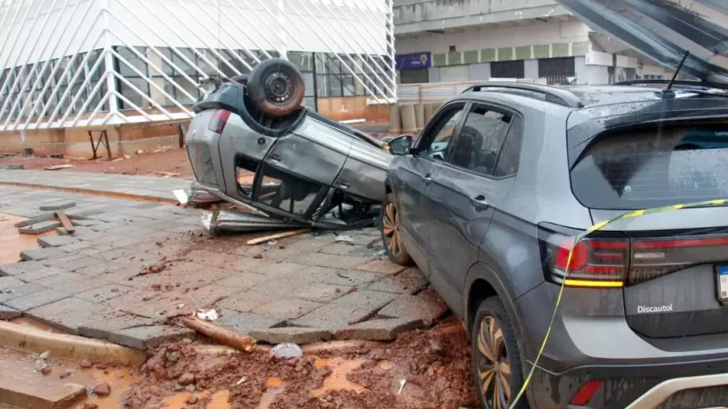 Carro capota após motorista ignorar placa de “pare” e invadir área de obras na antiga rodoviária
