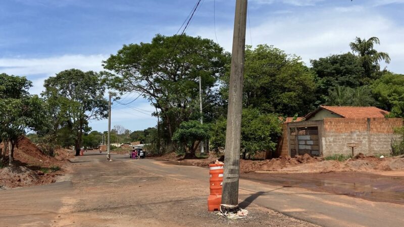 Postes no meio da rua travam pavimentação e aumentam risco de acidentes no Jardim Noroeste