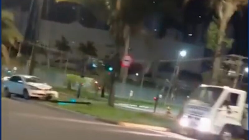 Carro derruba semáforo após invadir canteiro na Avenida Afonso Pena
