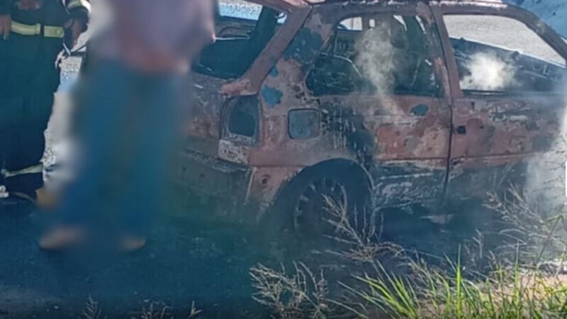 Motorista perde carro e ferramentas após incêndio destruir Gol em avenida de Campo Grande