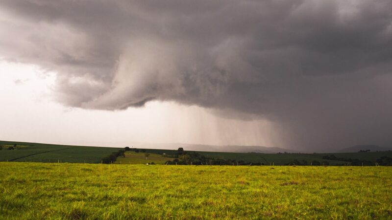 Frente fria na Bahia ajuda a formar instabilidades e pode provocar temporais em MS na sexta