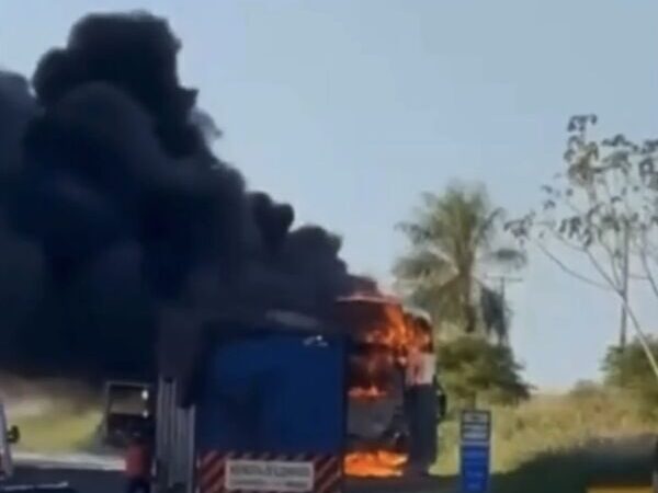 Ônibus com fiéis pega fogo na BR-163 e é destruído