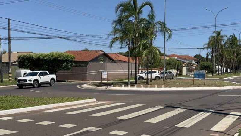 Motociclista fica ferido após colisão e moto pegar fogo em rotatória no Carandá Bosque