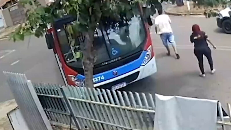 Motociclista é atropelado por ônibus e sofre fratura exposta na Vila Santo Eugênio