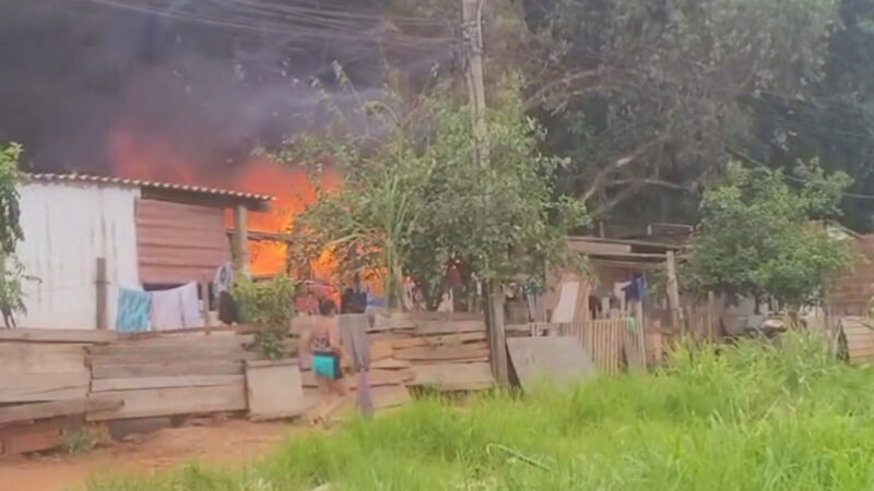Curto-circuito destrói barraco de catador em poucos segundos no Jardim Noroeste
