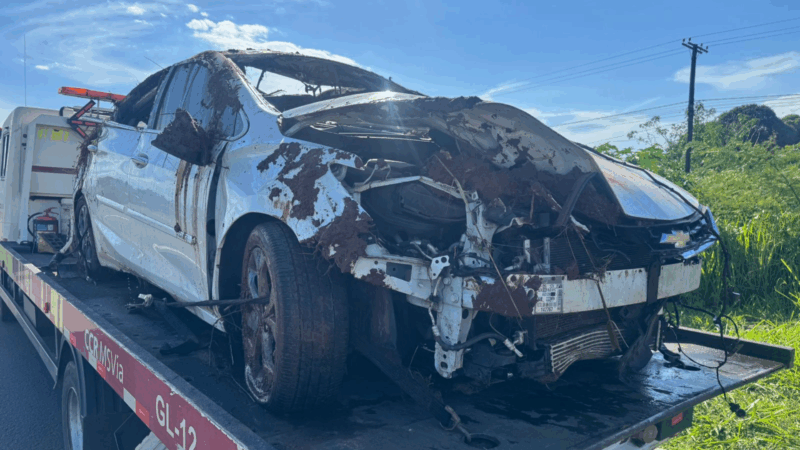 Carro com quatro pessoas afunda em vala após aquaplanar na BR-163 em Campo Grande