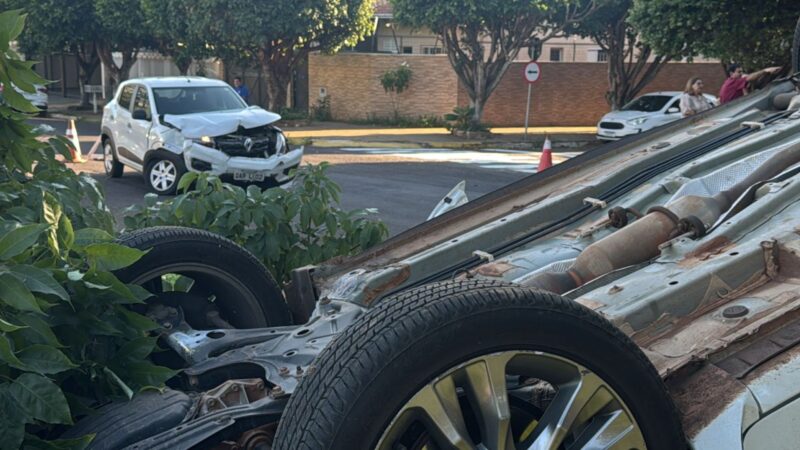 Carro tomba após colisão causada por falta de visibilidade da placa de ‘Pare’ na Avenida Bom Pastor