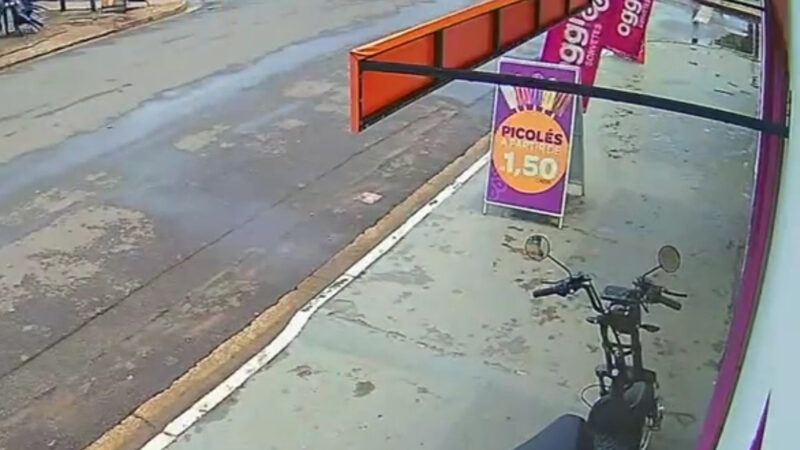 Motoentregador fica ferido após ser atingido por carro que fugiu sem prestar socorro